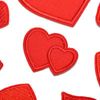 Appliques brodées thermocollantes en PVC écologique rouge multi-styles en forme de cœur pour la décoration de chapeaux