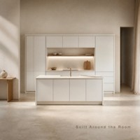 Meubles de cuisine blancs modernes, sur mesure, sans poignées, avec îlot cascade, plan de travail en pierre et éclairage LED, fabrication OEM