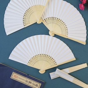 2023 Chinese Personalized Bamboo Folding Hand Fan Guest Giveaways Wedding Favors Gift Silk Fan With Organza Bag