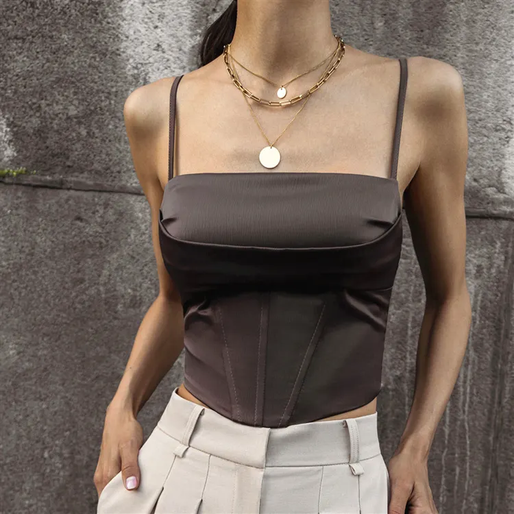 シックなトレンディな服茶色の背中の開いたサテンキャミソール包帯カスタムタンクトップ女性のためのエレガントなセクシーなクロップトップ