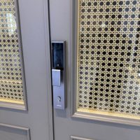 Puerta Doble de Entrada de Acero con Arco Francés Clásico Moderno, Paneles Tallados de Vidrio Templado y Ventanal para Seguridad Exterior de Villas