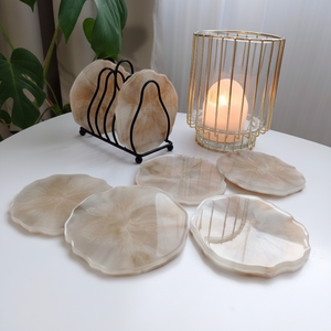 Ensemble de dessous-de-verre en résine faits à la main pour la décoration de la maison, fabriqués avec un matériau durable, adaptés aux cadeaux - Product Image 1