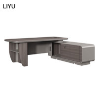 Bureau de direction moderne en forme de L avec boîte à câbles et pieds en bois courbés pour poste de travail de direction