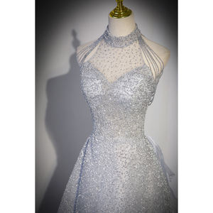 رداء طويل عالي الجودة فضي بدون أكمام عاري الكتفين مع قطار طويل مطرز بالخرز الكريستال رقبة رقبة رسمية للحفلات الموسيقية - Product Image 4
