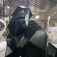 Sculpture moderne en résine de gorille en acier inoxydable en fibre de verre métallique multicolore pour l'extérieur OEM ODM