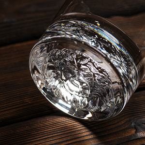 Vaso de Whisky de Vidrio Estilo Antiguo con Diseño Personalizado de León en la Parte Inferior, 310 ml, Venta al por Mayor, con Muestra Gratis - Product Image 4