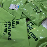 Polymailer d'affranchissement vert personnalisé de fournisseur Sac d'expédition avec impression de logo personnalisé pour vêtements à usage professionnel