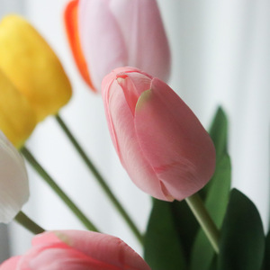 Flores Artificiales de Tulipán Populares Cloud Dwelling de 47.5cm, en Tonos Rosa Amor Verdadero, Amarillo, Blanco, Rosa Claro, Naranja y Rojo, para Decoración de Sala de Estar - Product Image 2