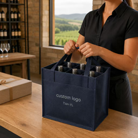Sac de transport réutilisable pour 4 bouteilles de vin en non-tissé, avec logo personnalisé, séparateurs et poignées courtes, idéal pour la vente au détail et les cadeaux.
