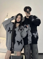 Cardigan à col en V imprimé papillon - Pull en tricot doux et moelleux avec contraste gris et boutons sur le devant, haut unisexe surdimensionné pour l'automne/hiver