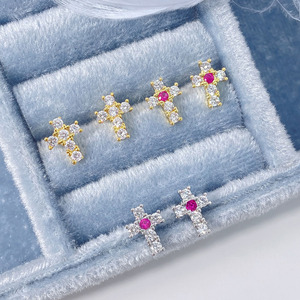 Boucles d'oreilles clous délicates en forme de croix pour femmes, en laiton plaqué or 18 carats, avec zircone cubique (CZ), bijoux de mode minimalistes, vente en gros - Product Image 4