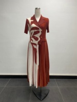 Robe plissée élégante à col blazer et double boutonnage, manches courtes, coloris vert et blanc, pour femme grande taille, nouvelle collection 2025, idéale pour le bureau