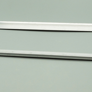 <span class=keywords><strong>Rail</strong></span> inférieur en aluminium de qualité industrielle <span class=keywords><strong>pour</strong></span> volets et portes, guide de glissement durable et lisse, fixation facile par vis, <span class=keywords><strong>pour</strong></span> une décoration optimale des volets. - Product Image 6