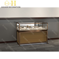 Vitrine de présentation de bijoux moderne, design de magasin de bijoux, rendu 3D avec éclairage LED pour les vitrines de magasin