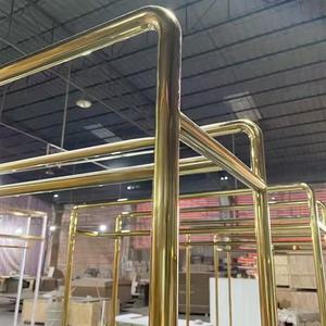 Elegante e Raffinato Espositore in Metallo Oro Rosa per Negozi di Abbigliamento, Arredamento per Esposizione Vestiti, Scaffale Espositivo Dorato - Product Image 4