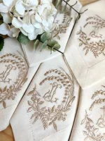 Serviettes en lin de luxe entièrement blanches avec broderie délicate, artisanat exquis pour mariages, dîners raffinés, rehaussez la classe de votre table