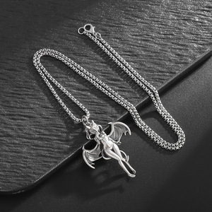 Collana in Lega Stile Angel Buddhism, Placcata Argento Anticato, con Ciondolo Unico Retrò Ali di Demone Unisex e Catena a Maglie a Farfalla - Product Image 5
