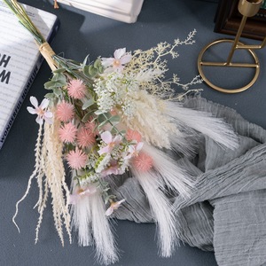Bouquet de fleurs artificielles Yui CF01327 en tissu tissé plastique pour mariage et décoration intérieure - Product Image 1