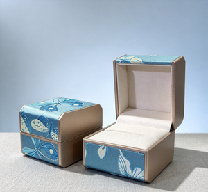 Boîte en tissu brocart bleu haut de gamme faite à la main avec motif jacquard papillon pour bordures dorées, fermeture magnétique, intérieur doublé - Product Image 3
