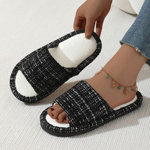 Pantoufles d'intérieur pour femmes avec mousse à mémoire de forme, bandes croisées, doublure en PVC, semelle extérieure en EVA amortissante pour l'automne – Prix usine - Product Image 2