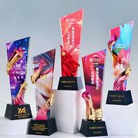 Fabricante de Trofeos de Cristal HDW con Fondo Multicolor y Opción de Grabado Personalizado para Promoción de Marca