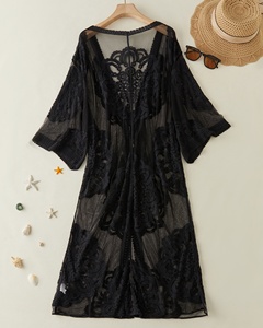 Pareo de Playa Negro con Cuello en V de Encaje Hecho a Mano - Ropa de Playa de Lujo Sostenible - Traje de Baño de Boutique - Product Image 3