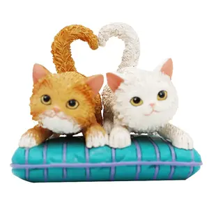 Formu aşk şekli üzerinde mavi keçe. Turuncu ve beyaz kedi dört gözle reçine el sanatları özel reçine