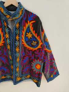 Chaqueta Suzani de Terciopelo Bordada a Mano para Mujer, Chaqueta Bohemia de Terciopelo Única, Prenda Exterior Elegante de Invierno, Moderna y a la Moda - Product Image 3