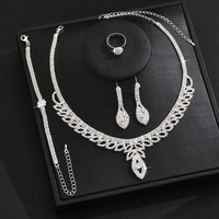 Cuivre griffe chaîne ensemble de bijoux de mariée à la mode strass collier boucles d'oreilles Bracelet anneau pour les mariages et les fêtes
