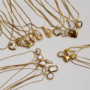 Collier personnalisé en acier inoxydable 316L plaqué or 14k 18k résistant à l'eau avec pendentif coquillage et perle pour femme - Product Image 1