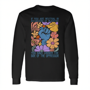 Camiseta de Manga Larga con Estampado Digital Unisex, Cuello Redondo, Promocional para Adultos, con la Frase "Si Estás Neutral en Situaciones de Injusticia" - Product Image 3
