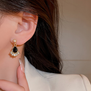 Hoa tai kim cương giả ngọc trai hình giọt nước màu đen Retro của tòa án Pháp Khuyên Tai khí chất cao cấp sang trọng nhẹ - Product Image 3