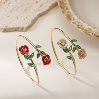 Bracelet manchette ouverte en laiton plaqué or 18 carats avec émail rose et motifs floraux pour femme, bijou de poignet élégant et distinctif