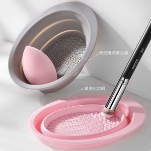 Bol pliable en silicone pour nettoyer les pinceaux de maquillage avec un tampon éponge pour un nettoyage en douceur, design portable - Product Image 1