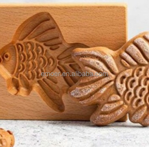 Molde de madera de haya con forma de erizo, pez dorado, oveja, cuco, caballo y gato para galletas y bizcochos - Product Image 2