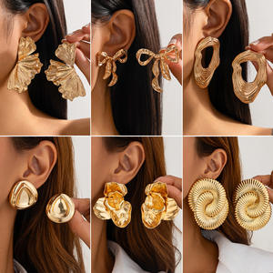 Boucles d'oreilles fleur plissée irrégulière liquide Boucles d'oreilles arc doux et cool - Product Image 1