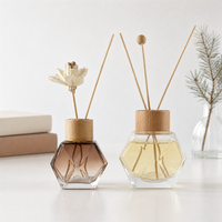 Diffuseur de parfum en verre carré de qualité supérieure 100 ml 200 ml avec logo personnalisé, décoration d'intérieur, récipient aromatique avec couvercles et bâtonnets en rotin
