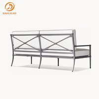 Modernes Outdoor-Sofa-Set mit Metallrahmen, X-Back-Loungesessel, wetterfeste weiße Kissen, Garten- und Terrassenmöbel