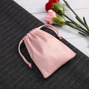 Sac de rangement léger en suède pour bijoux, en flanelle, avec cordon de serrage, personnalisable avec logo, options multi-tailles, fourni directement par l'usine - Product Image 4