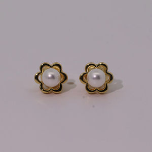 Boucles d'oreilles clous en laiton plaqué or pour femmes, style classique vintage, luxe léger, avec pétales de fleurs et perle, Tianyu Gems - Product Image 1