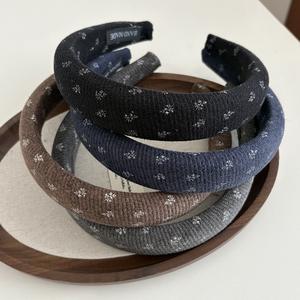 عصابة رأس أنيقة على الطراز الكوري بتصميم زهري من مواد مختلطة للنساء، إكسسوار شعر يومي لرفع أعلى جزء من الرأس - Product Image 1