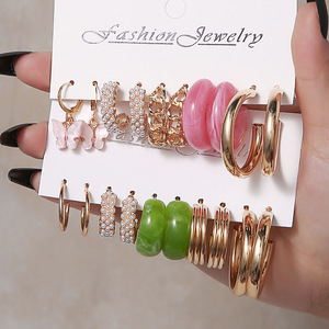 Boucles d'oreilles pendantes en résine en forme de C avec pendentif papillon, style coréen, ensemble de clous d'oreilles en perles, pour soirée - Product Image 2