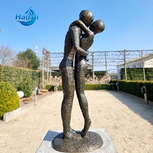 Sculpture de jardin décorative en bronze d'un couple enlacé, statue abstraite et moderne en bronze d'un couple s'embrassant - Product Image 3
