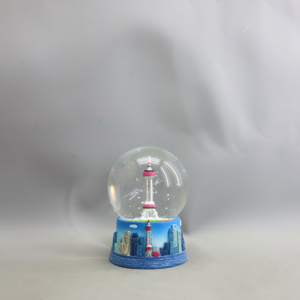 Globo de Nieve Artístico de Resina de 80MM Pintado a Mano con Base Musical, Escena Ártica, Efecto de Purpurina y Nieve, Diseño Romántico - Product Image 1