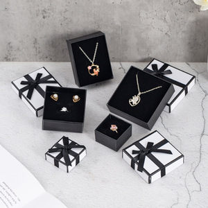 Caja de joyería personalizada con tapa y base de lujo, caja de embalaje de joyería de papel rígido y bolsa de regalo, caja de joyería forrada de satén - Product Image 3