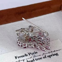 Bijoux en argent 925 gracieux plaqué rhodium broche d'arc en pyrope naturel pour le mariage des femmes et l'idée de cadeau d'anniversaire de fête