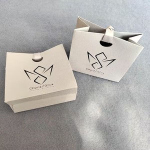 Sac cadeau en papier texturé gris de luxe personnalisé, logo en estampage à chaud noir, poignée en ruban satiné, sac de boutique pour bijoux et cosmétiques - Product Image 4