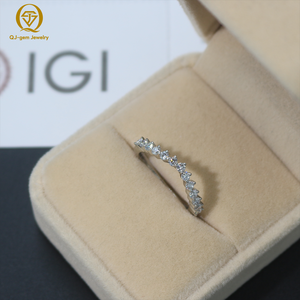 Anillo Unisex Minimalista de Lujo Discreto, Diseño en Forma de V, Diamante de Laboratorio de Alta Calidad, Certificado IGI, Platino, Personalizado para Uso Diario - Product Image 1