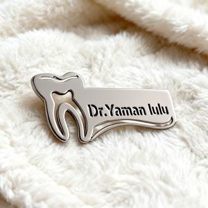Broche souvenir dentaire personnalisable avec nom, cadeau attrayant pour dentiste, broche professionnelle avec nom et titre, peut être vierge ou personnalisée avec <span class=keywords><strong>les</strong></span> noms des clients - Product Image 4