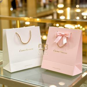 Logo doré personnalisé <span class=keywords><strong>de</strong></span> luxe, grand petit magasin <span class=keywords><strong>de</strong></span> détail, Costume vêtements bijoux shopping cadeau sac en papier avec poignées <span class=keywords><strong>de</strong></span> ruban <span class=keywords><strong>de</strong></span> nœud papillon - Product Image 1